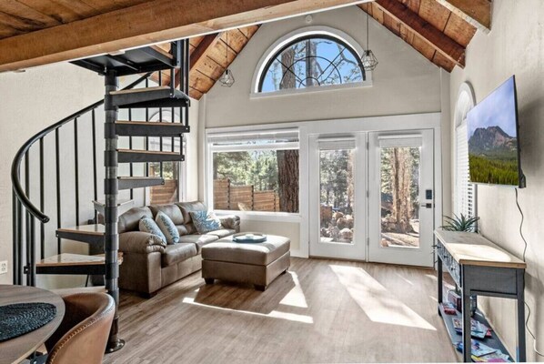 Smart TV, books - Hot Tub•King•Fast WiFi (Flagstaff)