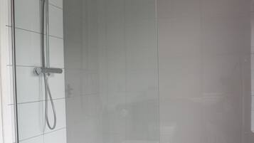 Een douche, een haardroger, handdoeken, zeep