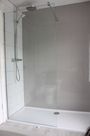 Een douche, een haardroger, handdoeken, zeep