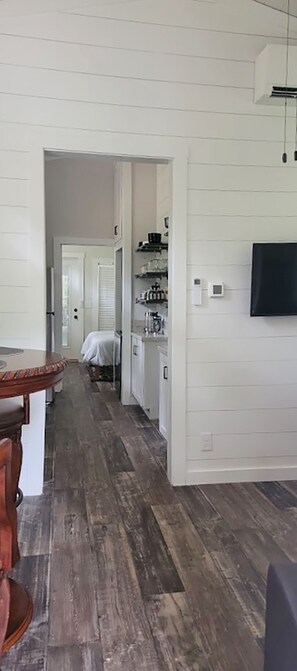 1 bedroom, free WiFi, bed sheets - The Dragonfly-Pet Friendly - Electric Fireplace- Wifi (Robbinsville)