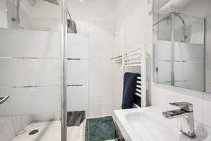 Shower, hair dryer, towels