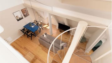 Two-Bedroom Apartment | Wohnbereich | 55-Zoll-Flachbildfernseher mit Kabelempfang
