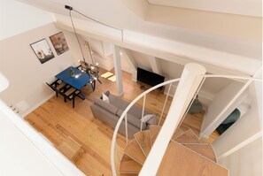 Two-Bedroom Apartment | Área de estar | TV de tela plana 55 polegadas com canais a cabo