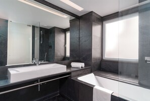 One-Bedroom Apartment | Bathroom | Eco-friendly toiletries, hair dryer, towels, soap - Limehome Lisbon Rua do Arsenal (Lisbon)