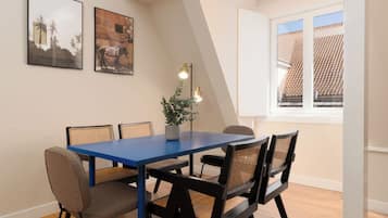 Two-Bedroom Apartment | Área de estar | TV de tela plana 55 polegadas com canais a cabo