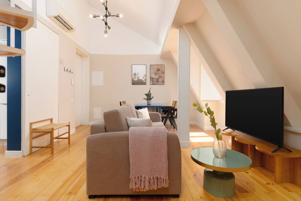 Two-Bedroom Apartment | リビング エリア | 55 インチの薄型テレビ (ケーブル放送視聴可)