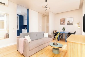 One-Bedroom Apartment | Coin séjour | Télévision à écran plat de 55 pouces avec chaînes par câble