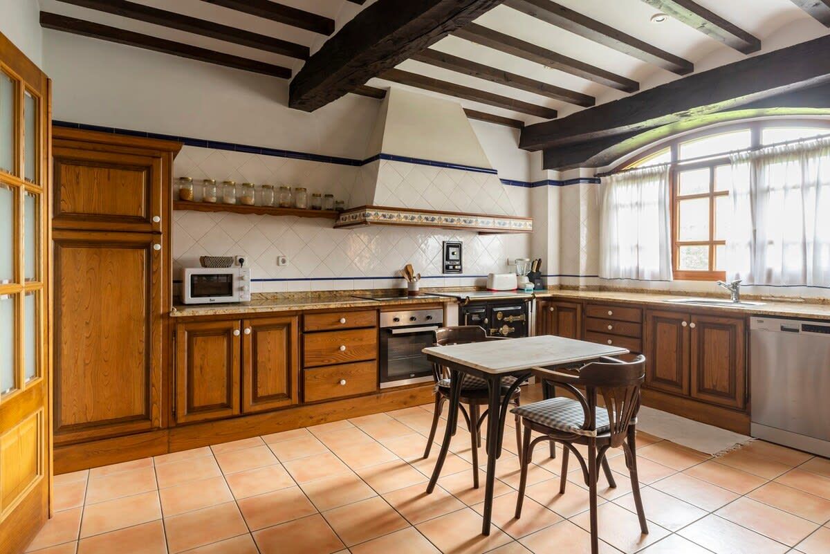 Een koelkast, een magnetron, een oven, een vaatwasser