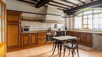 Een koelkast, een magnetron, een oven, een vaatwasser