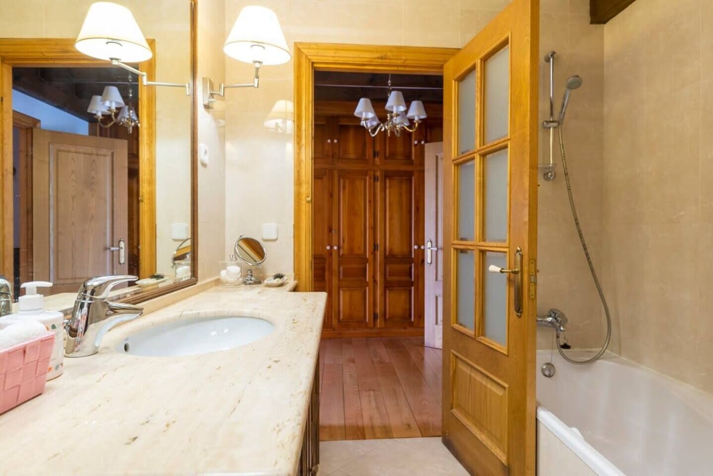 Une salle de bain avec un lavabo, un miroir et une douche.