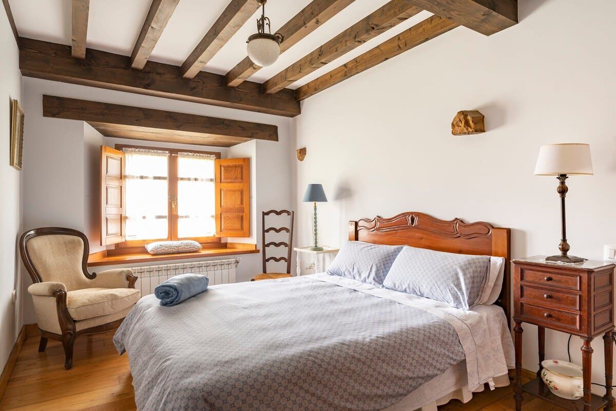 4 bedrooms, desk, iron/ironing board, WiFi