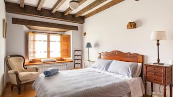 4 bedrooms, desk, iron/ironing board, WiFi