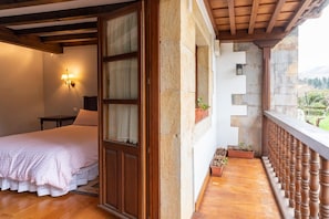 4 bedrooms, desk, iron/ironing board, WiFi