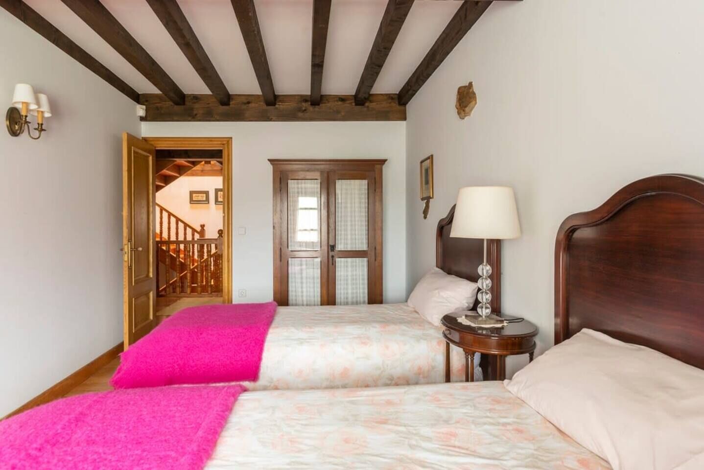 4 bedrooms, desk, iron/ironing board, travel crib