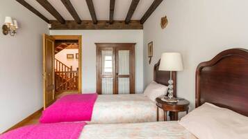 4 bedrooms, desk, iron/ironing board, travel crib