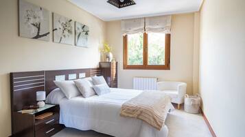 2 bedrooms, desk, iron/ironing board, WiFi
