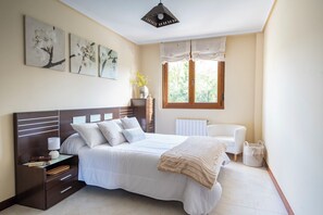 2 habitaciones, escritorio, tabla de planchar con plancha y wifi 