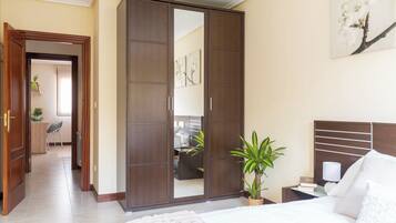 2 bedrooms, desk, iron/ironing board, WiFi