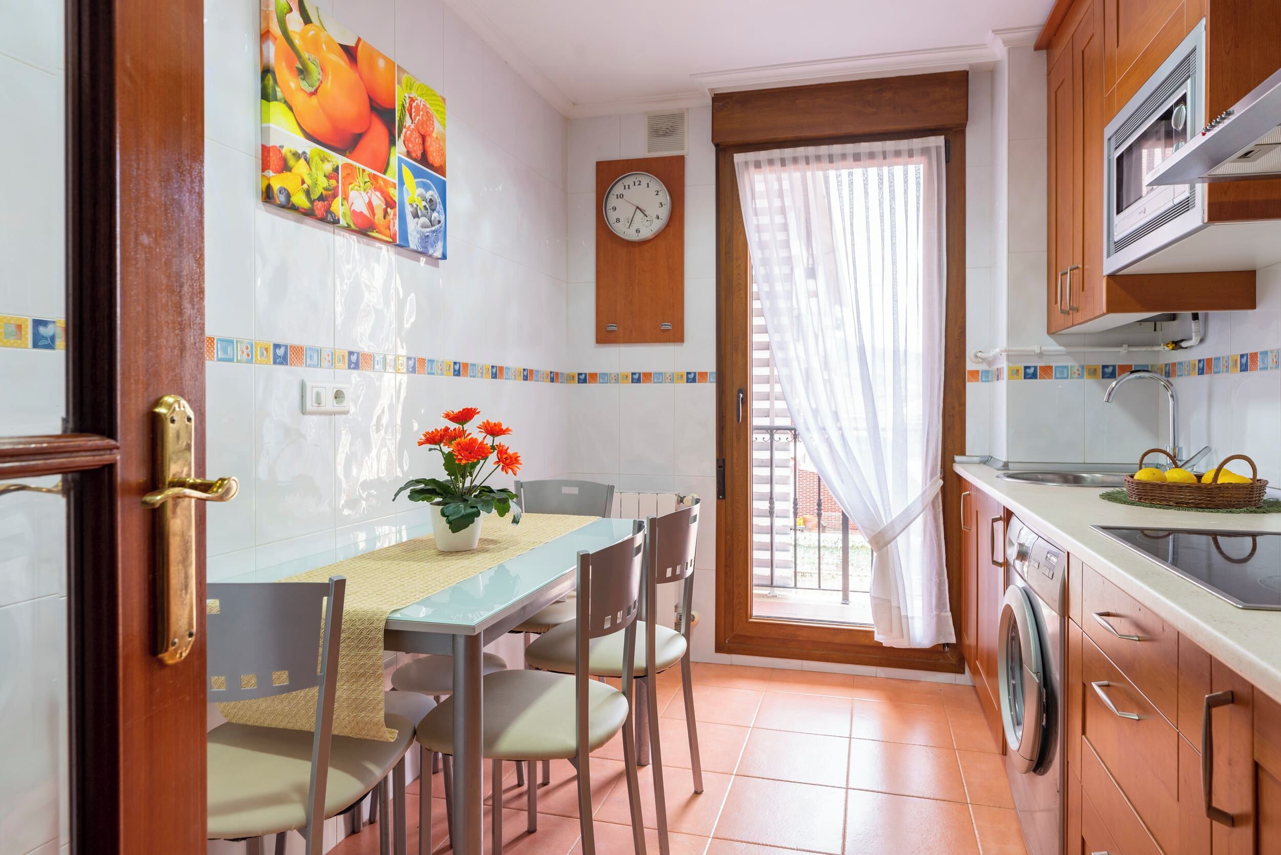 Fridge, microwave, oven, coffee/tea maker