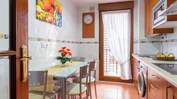 Fridge, microwave, oven, coffee/tea maker