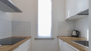 Kjøleskap, mikrobølgeovn, oppvaskmaskin og kaffetrakter/tekoker