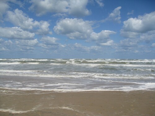 Fabulous Updated Ground Floor 1/2 block to the beach!