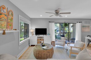 Living area - Completely Renovated Villa! Short Walk to Beach/Coligny! (Hilton Head Island)