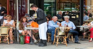 Outdoor dining - RIGHT AROUND THE CORNER, NEAR EVERYWHERE YOU WANT TO BE–SAINT GERMAIN (Paris)