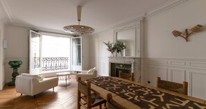 Interior - RIGHT AROUND THE CORNER, NEAR EVERYWHERE YOU WANT TO BE–SAINT GERMAIN (Paris)