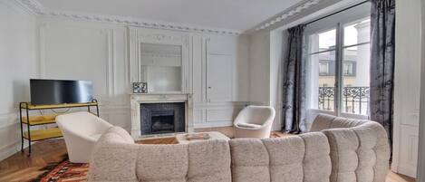 Una televisión, una chimenea