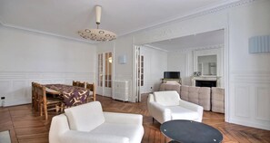 Televisión y chimenea 