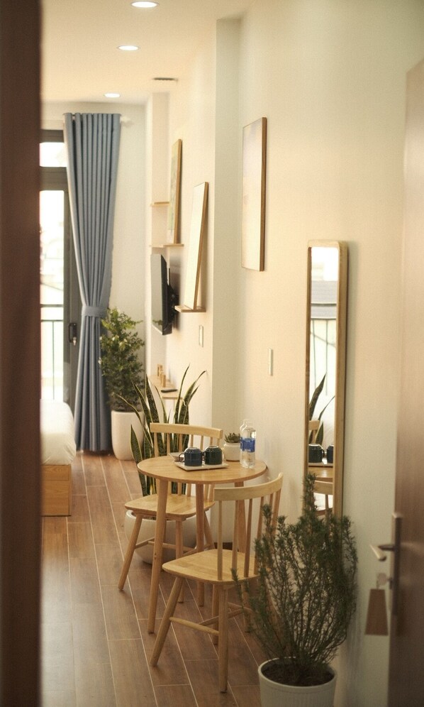 1 Schlafzimmer, laptopgeeigneter Arbeitsplatz, schallisolierte Zimmer