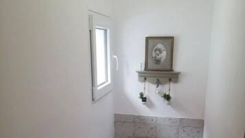 Douche, sèche-cheveux, serviettes fournies, savon