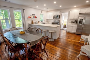 Dining - 2 suites in one, pet-friendly, near Lake Michigan (Michigan City)