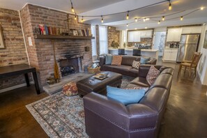 Smart TV, fireplace - 2 suites in one, pet-friendly, near Lake Michigan (Michigan City)