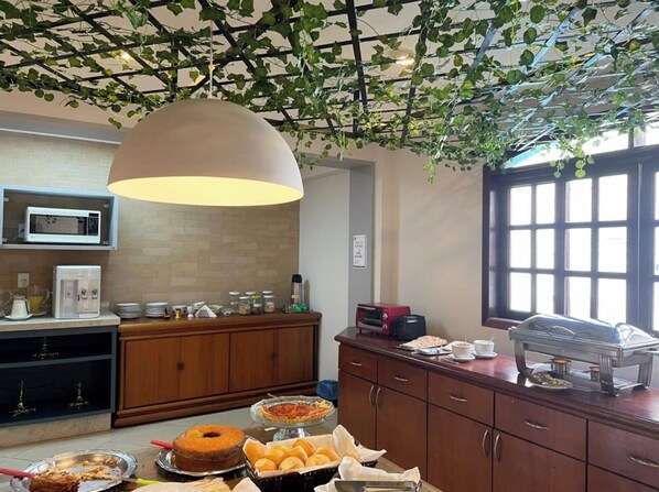 Petit déjeuner en libre-service compris tous les jours