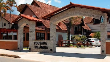 En byggnad med en skylt som visar texten ”Pousada Finlandia” och en överbyggd entré.