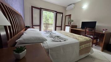 Deluxe Room | 1 bedroom, minibar, desk, laptop workspace