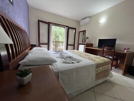 Minibar, escritorio, espacio para trabajar con laptop y wifi gratis 