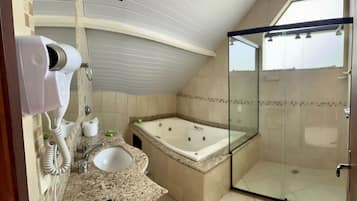 Quarto presidencial | Banheiro | Secador de cabelo, toalhas de banho, sabonete, papel higiênico