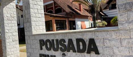 A stone wall with the text "POUSADA FINLANDIA" indicating a lodging establishment.
