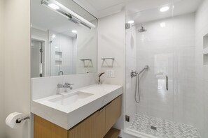 Shower, hair dryer, towels - Views and location, great villa in Turtle Point (Kiawah Island)