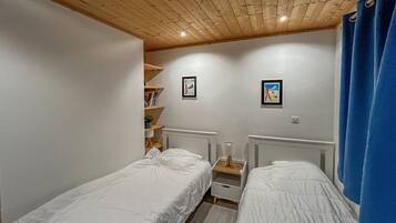 Iron/ironing board, travel cot, WiFi, bed sheets