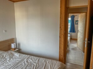 2 habitaciones, tabla de planchar con plancha, cuna de viaje y wifi 