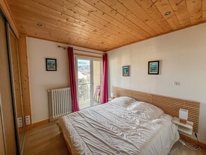 2 habitaciones, tabla de planchar con plancha, cuna de viaje y wifi 