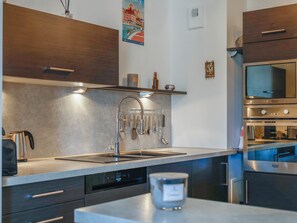 Een koelkast, een magnetron, een oven, een kookplaat