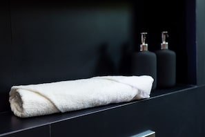 Secadora de cabello, bidet, toallas, jabón 