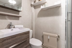 Secadora de cabello, toallas, papel de baño