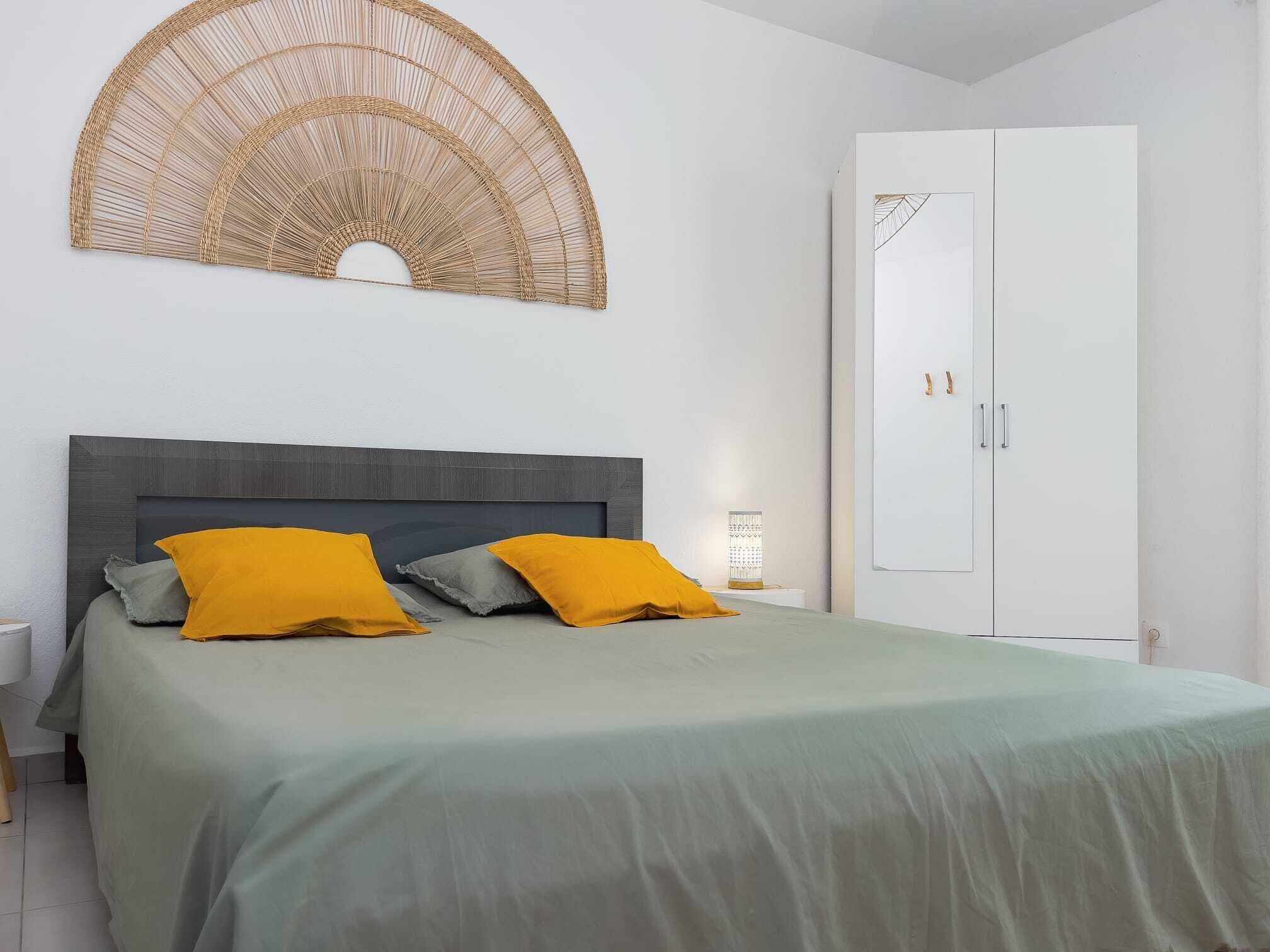 3 chambres, bureau, fer et planche à repasser, lit de bébé portatif