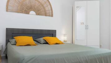 3 chambres, bureau, fer et planche à repasser, lit de bébé portatif